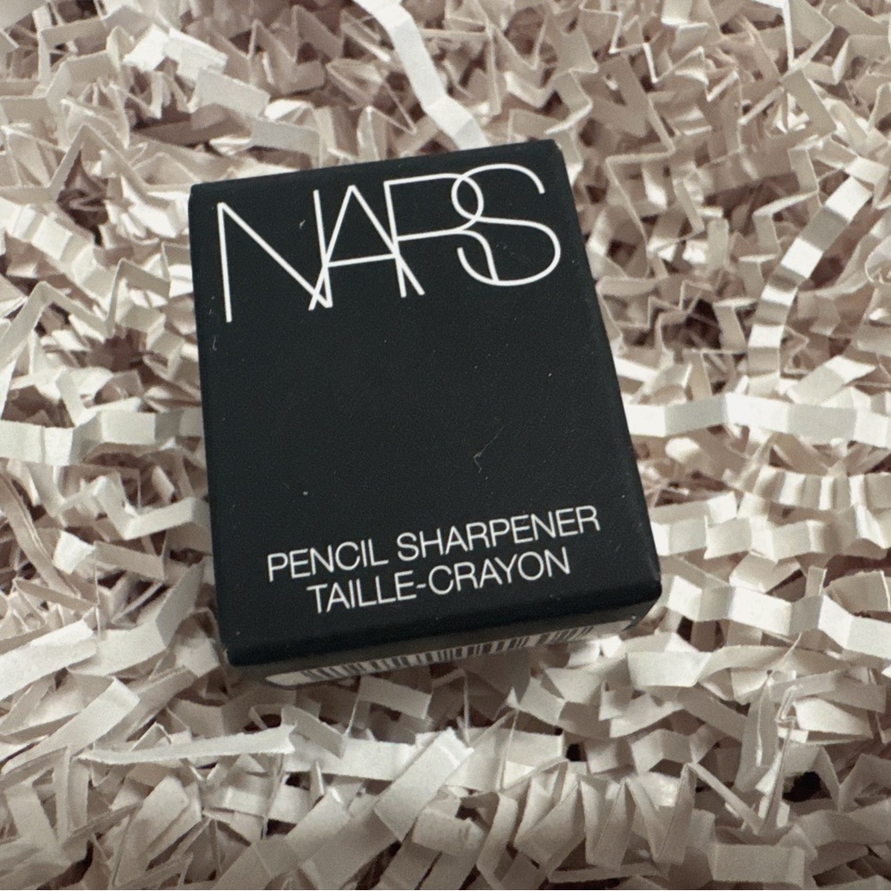 NARS High Intensity Lip Liner set Cruella
Free PENCIL SHARPENER - Picture 3 of 9